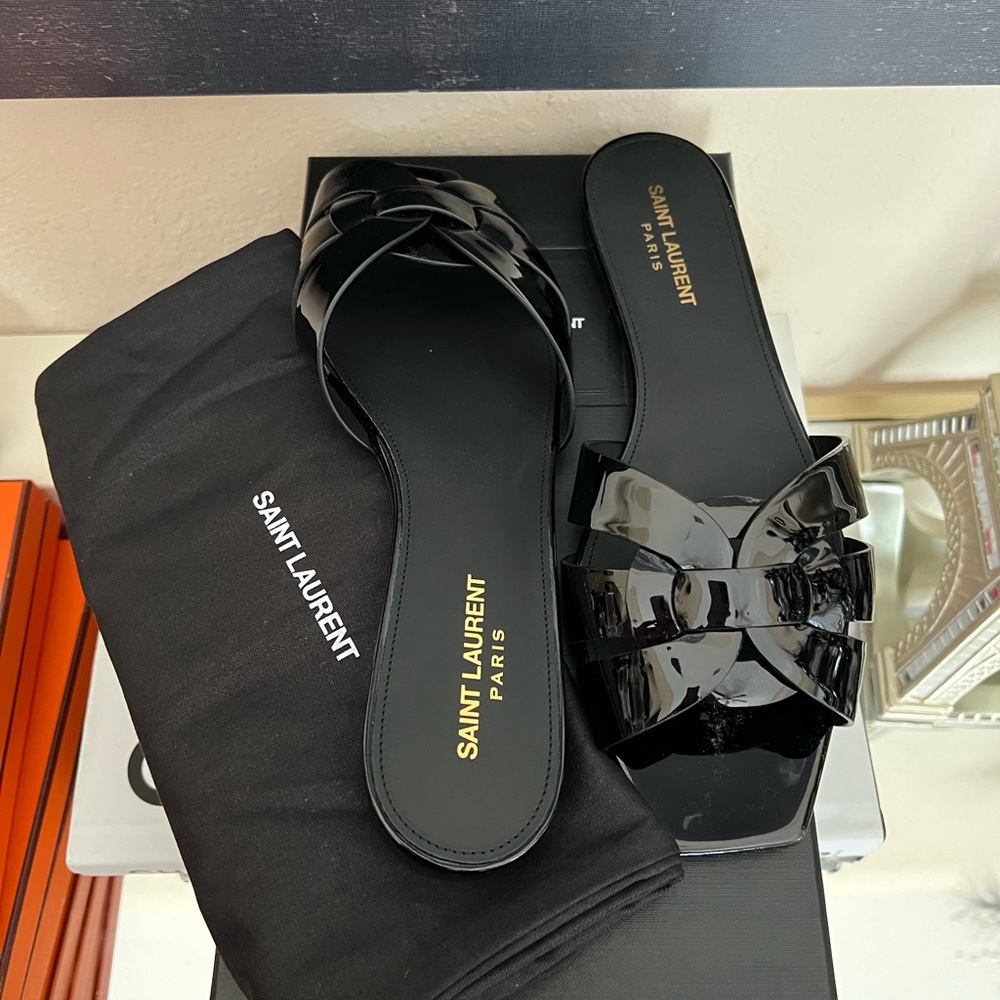 SAINT LAURENT
Tribute Black Patent Leather Flat Sandal - Picture 2 of 3